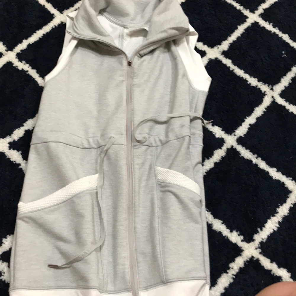 Sleeveless jacket